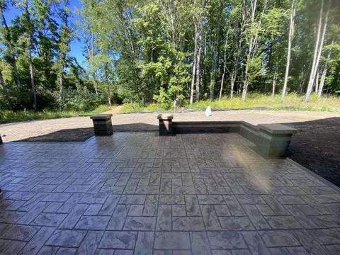 Decorative concrete with clean edging