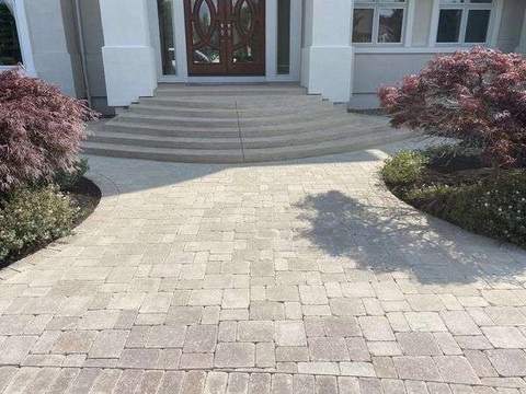 Residential hardscape patio and seat wall